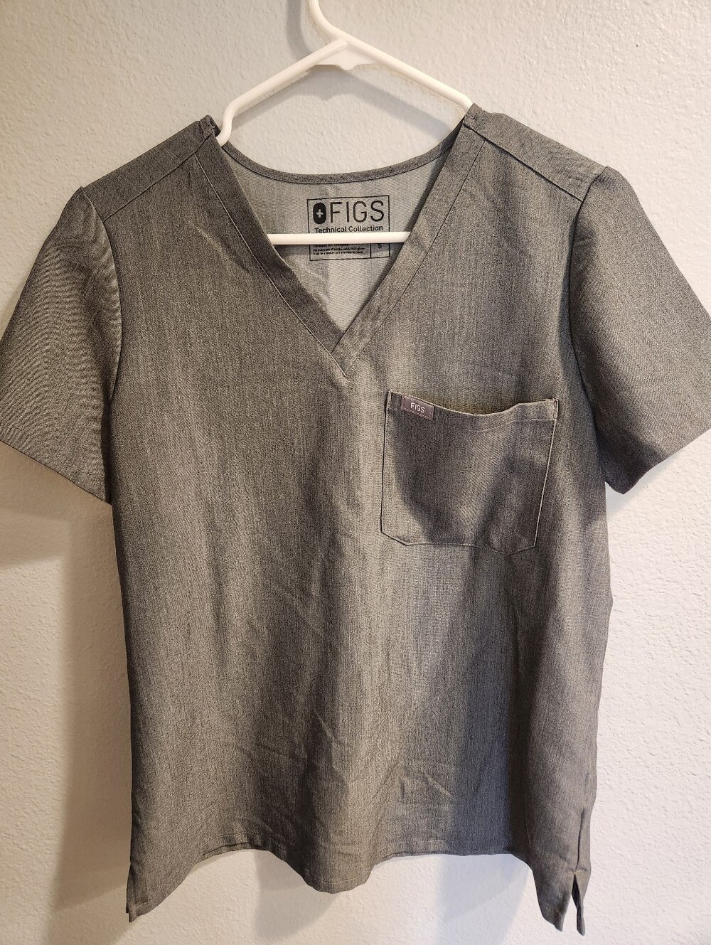 FIGS Women's Catarina One Pocket Gray V-Neck Short Sleeve Scrub Top Size S